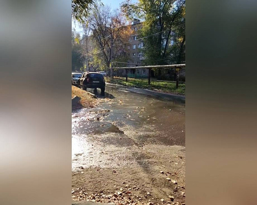 Саратовцы пожаловались на зловонные потоки воды на улице