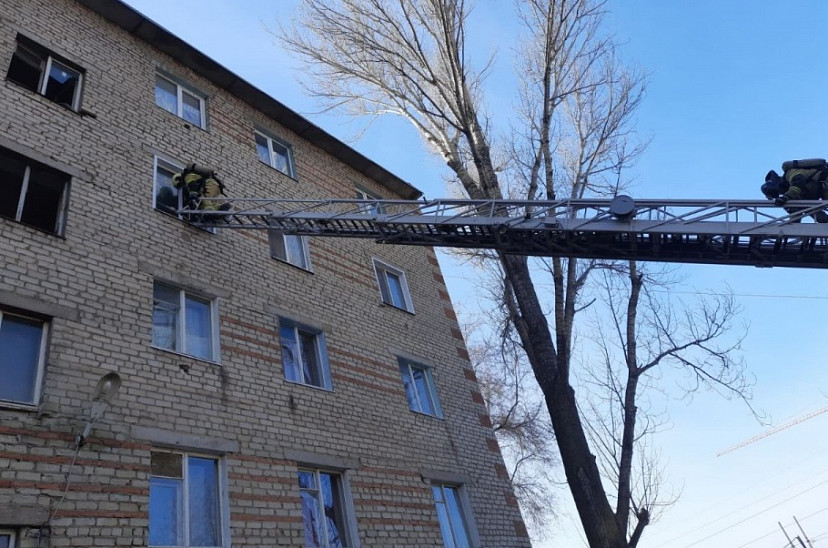 Жителей 5-этажки из-за пожара эвакуировали по автолестнице 