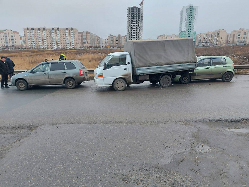 Женщина покалечилась в тройном ДТП на Тархова