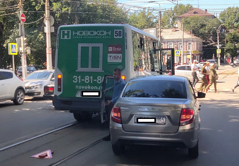 В центре Саратова дорожная авария остановила трамваи и троллейбусы  
