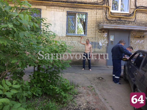 Пьяный житель Саратова на самоизоляции повис на карнизе 3-го этажа