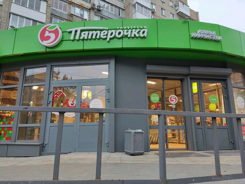 В «Пятерочке» в центре Саратова продавали просроченный салат и булочки