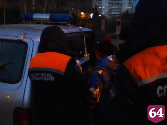 Спасатели сняли с тонкого льда канала двоих детей