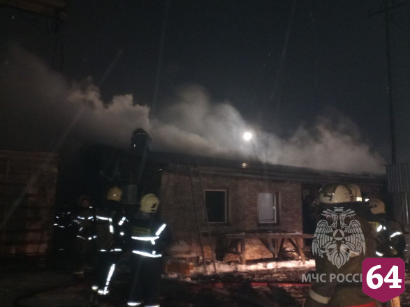 В Саратове горели склады с древесиной