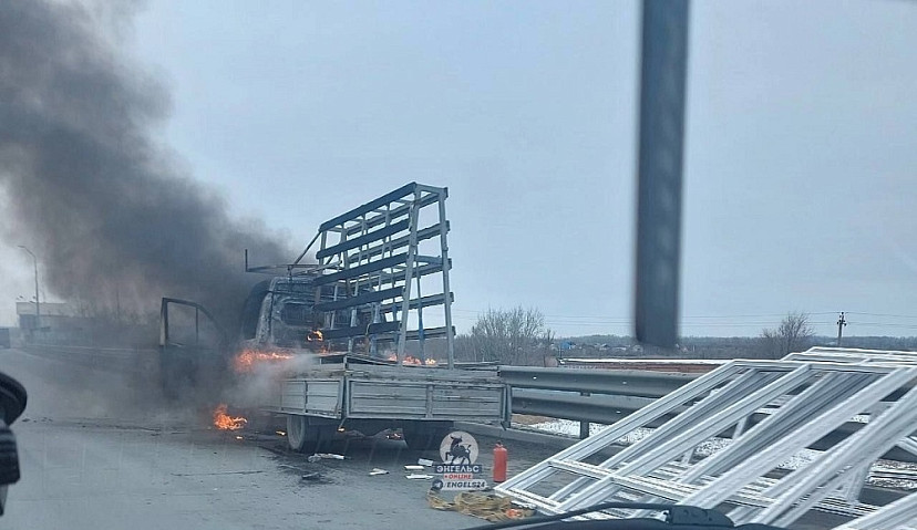 На мосту через Волгу сгорела грузовая «Газель» 