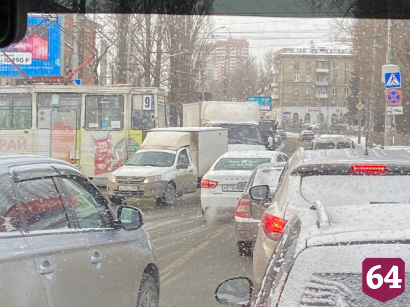 В Саратове трамвай стал причиной автомобильной пробки 
