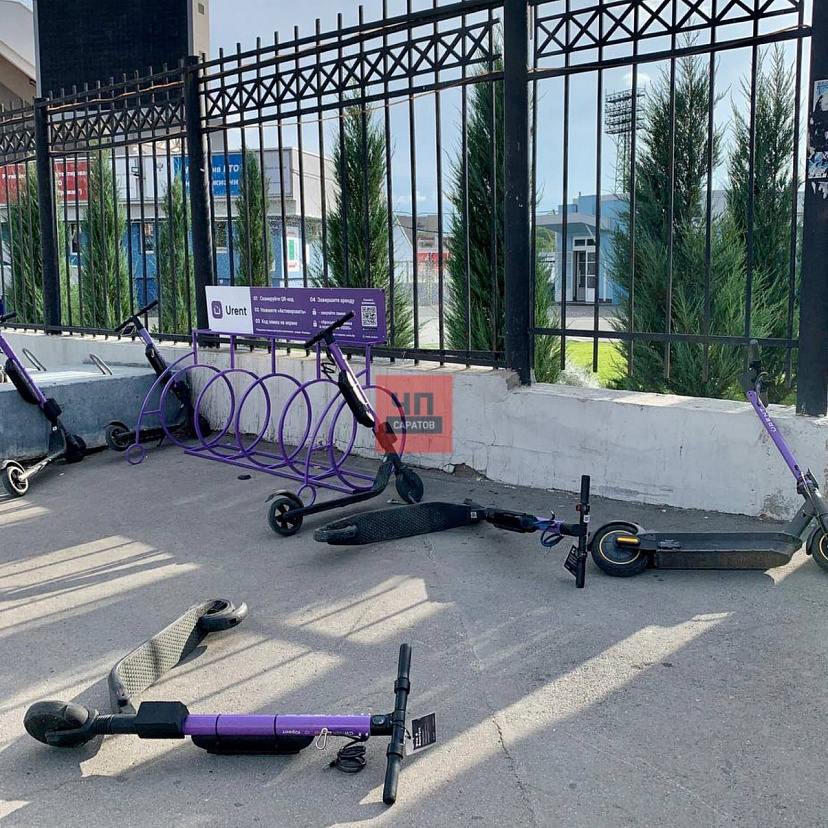 У саратовского стадиона разбросали прокатные самокаты