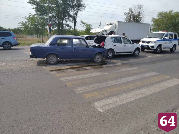 В столкновении легковушек под Саратовом пострадала пожилая автоледи