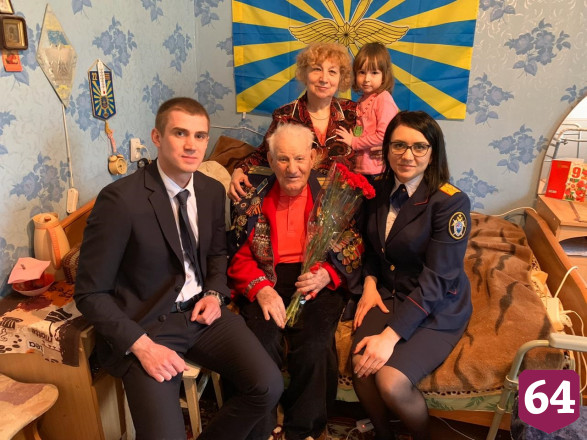 Следователи навестили ветерана, участвовавшего в Параде Победы 1945 года
