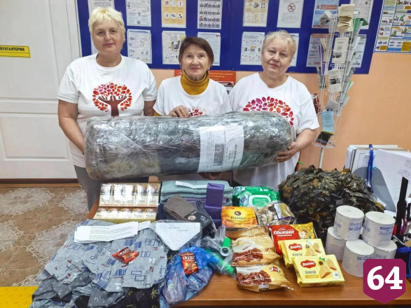 Пенсионерки из Энгельса сплели шестидесятую маскировочную сеть для СВО