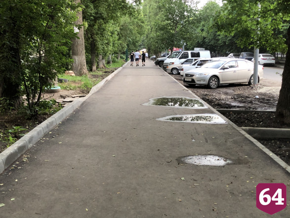 На новом асфальте в центре Саратова не сохнут лужи