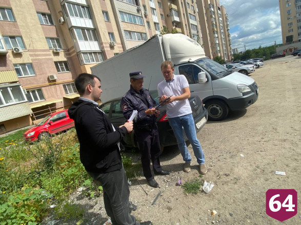 В Саратове эвакуировали брошенный микроавтобус без стекол
