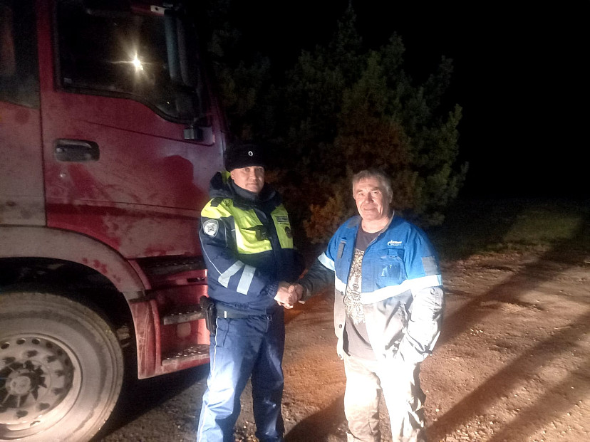 Саратовские полицейские помогли водителю заглохшего на трассе грузовика