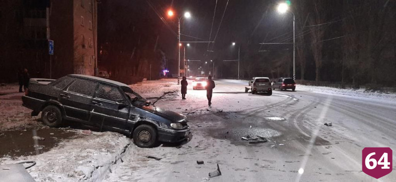 Два человека покалечились в ДТП на скользкой дороге под Саратовом