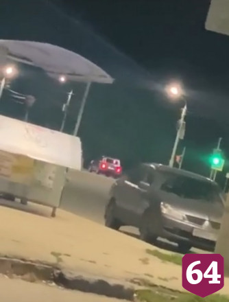 Вандал повредил остановку и попал на камеру