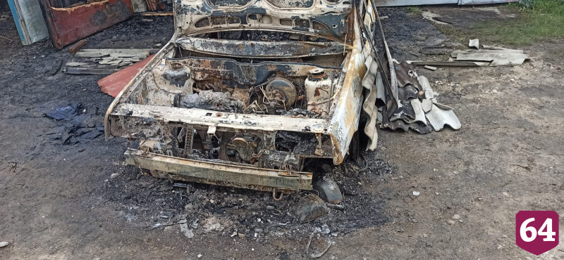 Три гаража и автомобиль огонь уничтожил ночью под Саратовом