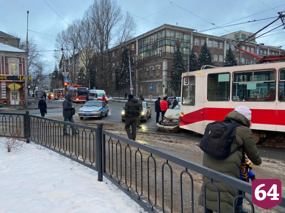 Авария в центре Саратова остановила движение трамваев 