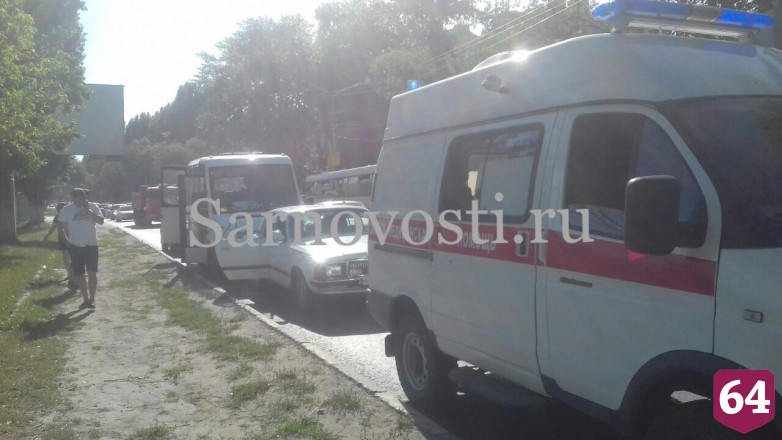 В Саратове пассажирка маршрутки травмировалась в ДТП с «Волгой»