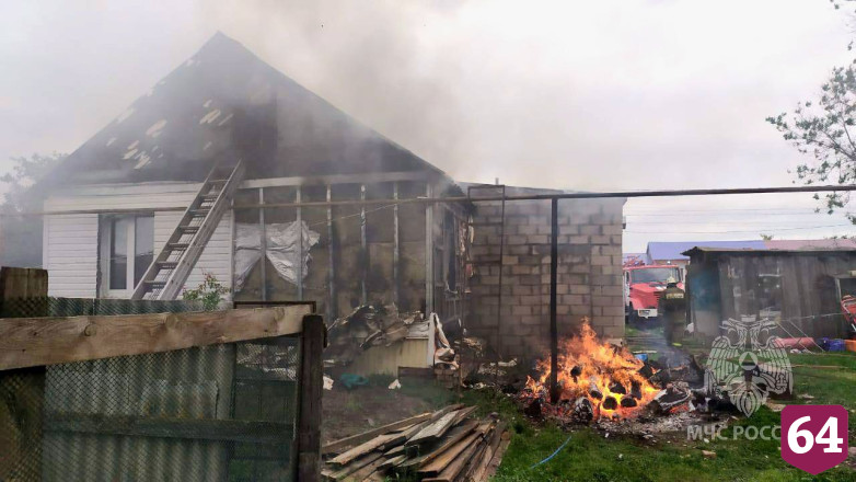 Саратовцы жарили во дворе шашлыки и спалили дом