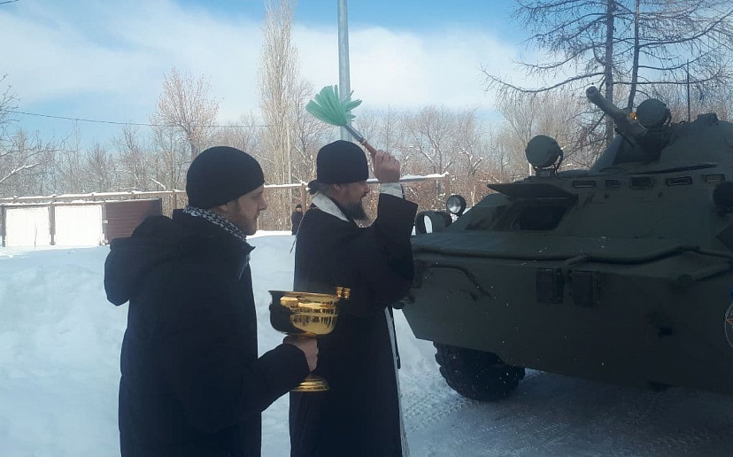 В парке Победы Саратова перед автопробегом в Крым освятили БТР 