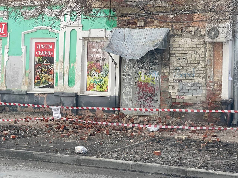 В центре Саратова обрушился фасад памятника архитектуры