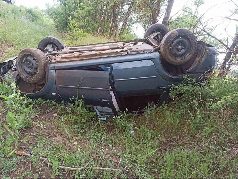 Пожилой водитель опрокинул «Рено» в кювет и попал в больницу