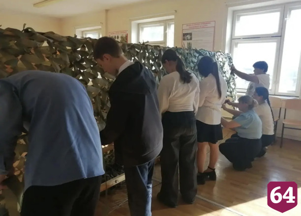 Саратовские пенсионеры плетут со студентами маскировочные сети для СВО 