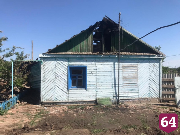 Неизвестный сжег деревянный дом в Саратове