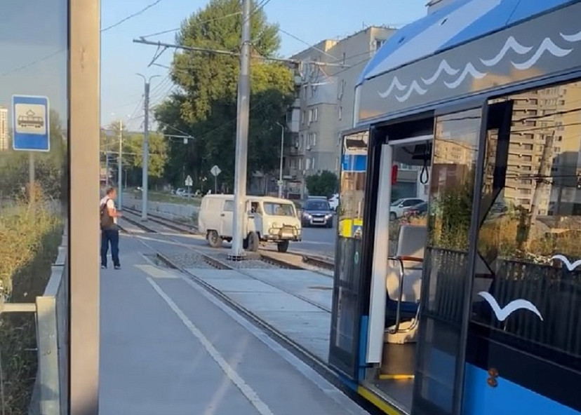 На Огородной из-за ДТП с «буханкой» 2 часа стояли трамваи 