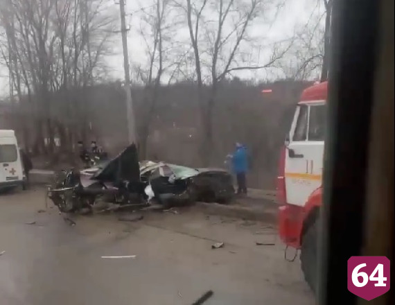 В Саратове автомобиль разорвало при ударе о столб