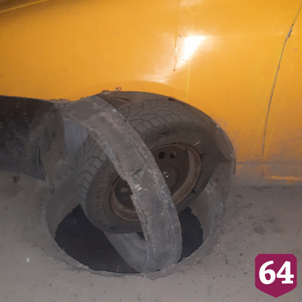Под Саратовом в открытом люке застряла машина 