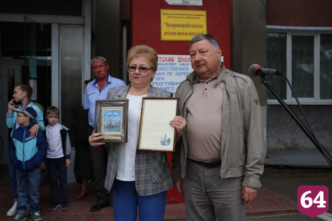 Председатель Саратовской областной думы подарил школьникам спортинвентарь