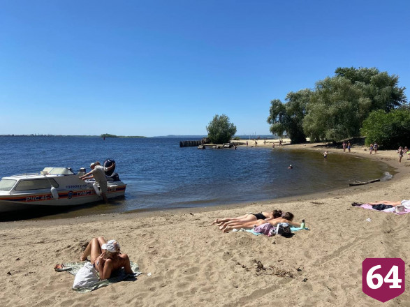 На диком пляже школьницы устроили ныряния в Волгу с трубы 