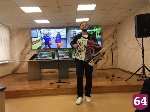 Саратовский министр вспомнил, как помогал девчонкам лазать через забор 