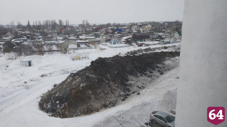 В Саратове у жилого комплекса появилась гора из земли и снега