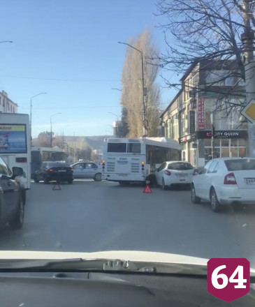 Массовая авария с автобусом блокировала движение в центре Саратова