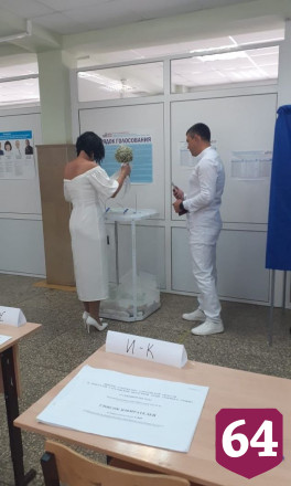 Молодожены расписались в ЗАГСе и отправились голосовать на выборы
