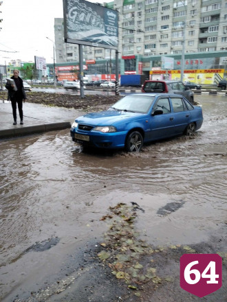 Центральную улицу Энгельса затопили дождевые воды