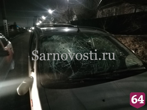 В Саратове пьяный пешеход разбил телом стекло легковушки