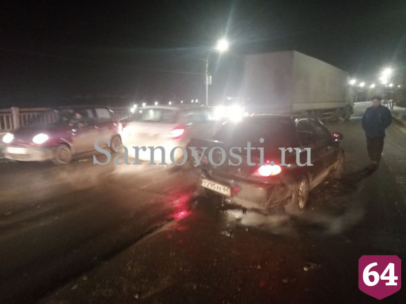 В Саратове девушка с травмой отказалась ехать в больницу после массового ДТП
