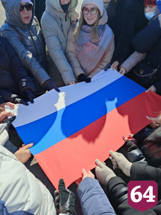 В Саратове студенты развернули 80-метровый флаг в поддержку президента