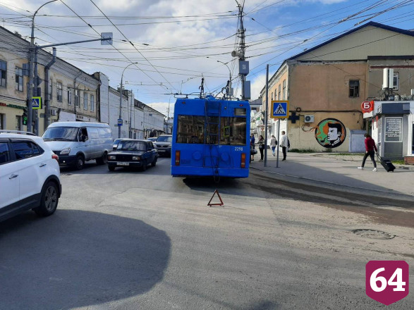 В Саратове женщина попала под троллейбус