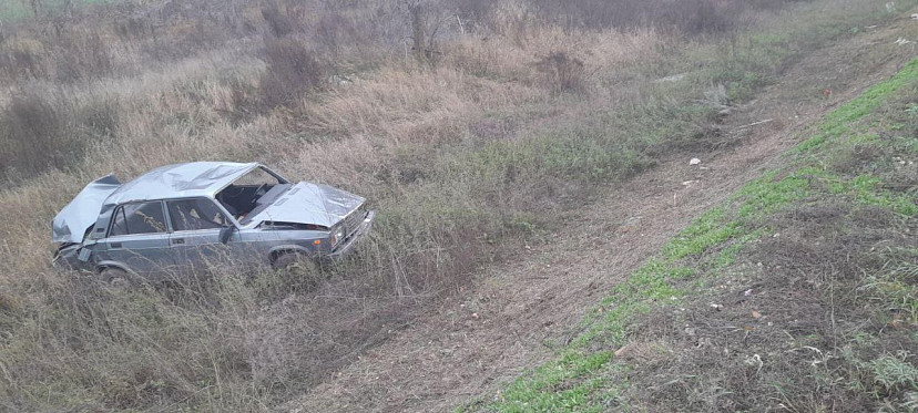 Водитель опрокинул «Жигули» в кювет и попал в больницу