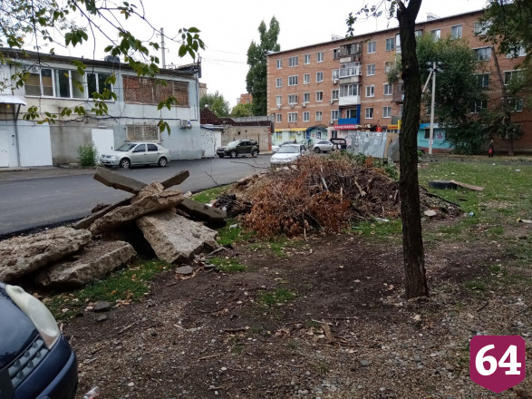 Горожанка рассказала о шагающих по забору в школу детях