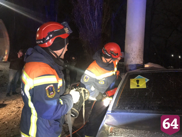В Саратове вылетевшее из машины тело пьяного водителя прижало к столбу
