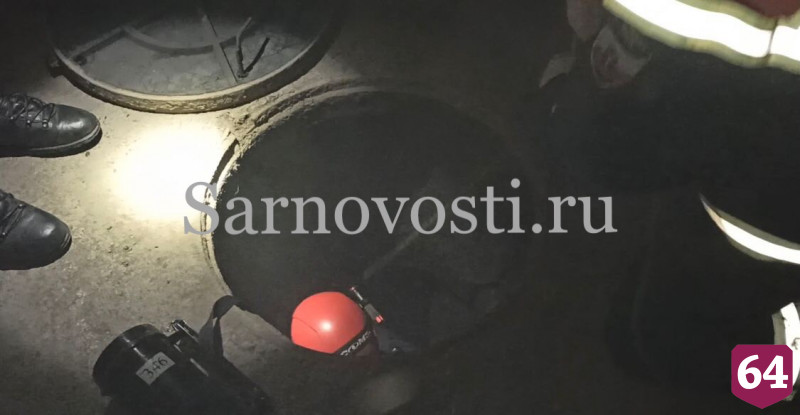 В Саратове из горящего люка вытащили мужчину