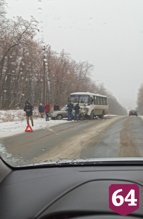 Легковой автомобиль расплющило в ДТП с пассажирским автобусом