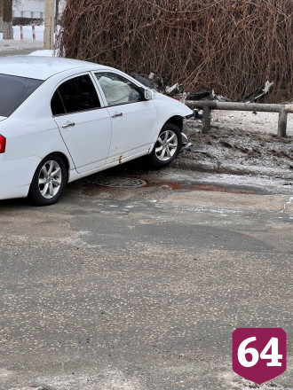 Под Саратовом «Лифан» протаранил отбойник