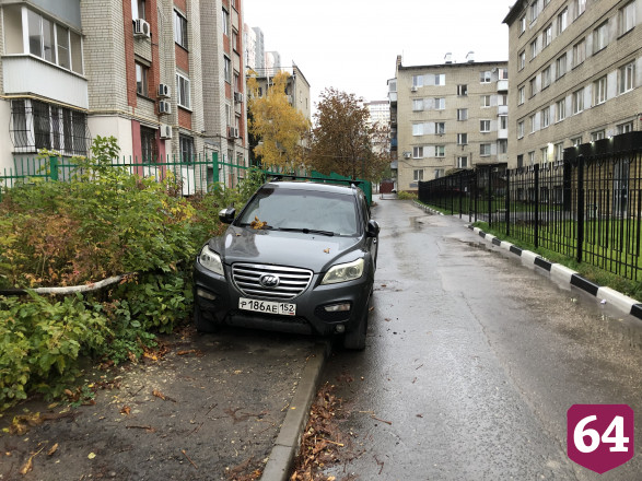В Саратове автохам на внедорожнике каждый день «притворяется цветочком»