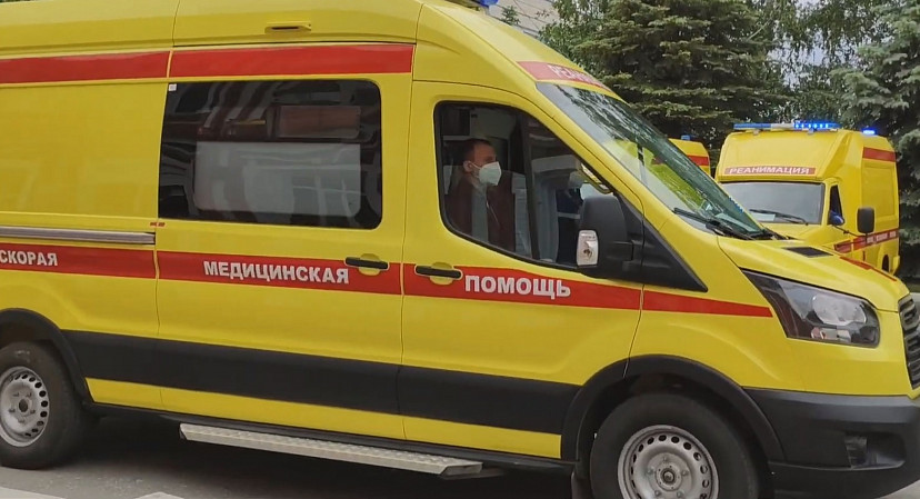 На трассе под Саратовом грузовик придавил 52-летнего водителя